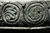 Bild: 9213515 (9213515.jpg). Motiv: spiralranka med blad och djurhuvud. Foto: Lennart Karlsson